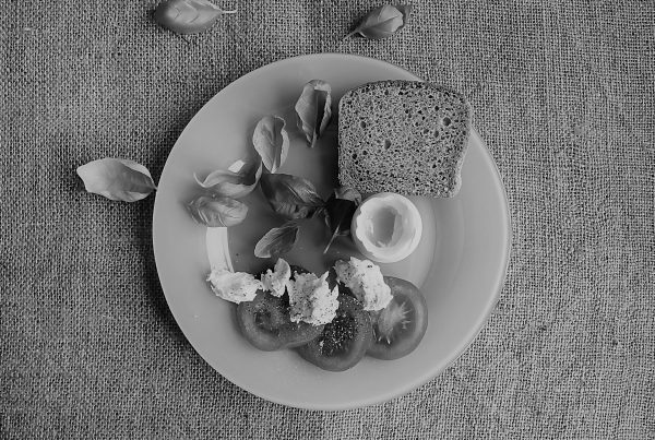 image shows a salad on a plate as an example of a healthy lunch